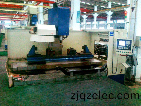 前(qian)軸(zhou)十孔(kong)加工專用(yong)立式加工